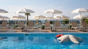 Piscine avec solarium