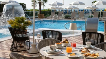 Petit-déjeuner au bord de la piscine