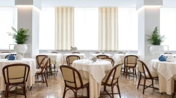 Salle de restaurant aménagée pour les repas