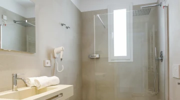 Salle de bain privée avec sèche-cheveux et cabine de douche