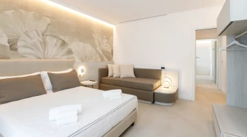 Suite avec lit double et canapé