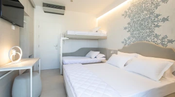 Chambre quadruple Bellavista avec TV et climatisation