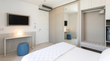 Chambre double avec TV et bureau