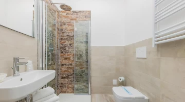 Badezimmer mit Duschkabine
