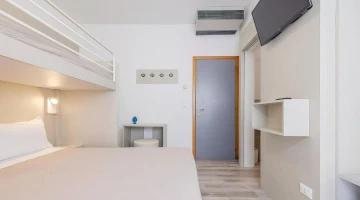 Dreibettzimmer mit TV