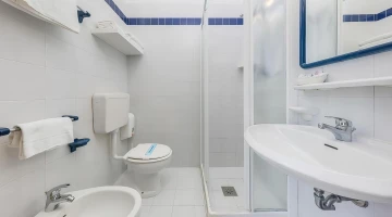 Privates Badezimmer mit Duschkabine