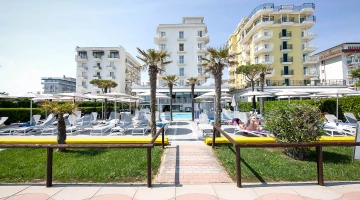 Hotel vom Strand aus gesehen