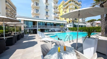 Schwimmbad mit Solarium