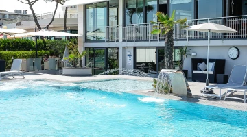 Wasserfall in den Pool