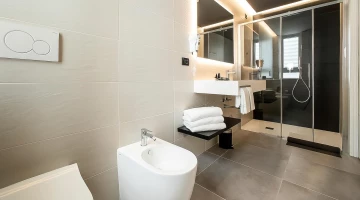 Private Badezimmer mit Duschkabine