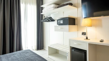 Safe und TV im Zimmer