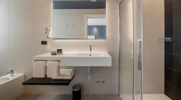 Modern eingerichtete private Badezimmer
