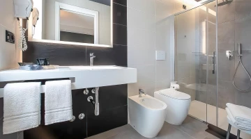 Badezimmer mit Toilette und Duschkabine