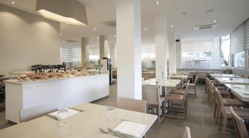 Salle de petit-déjeuner avec buffet