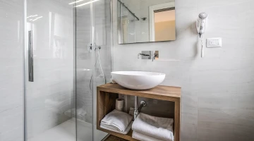 Salle de bain privée avec douche et sèche-cheveux