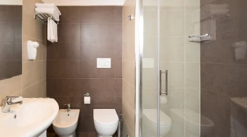 Salle de bain privée avec cabine de douche