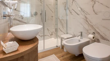 Salle de bain privée avec cabine de douche