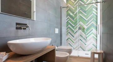 Salle de bain privée avec cabine de douche