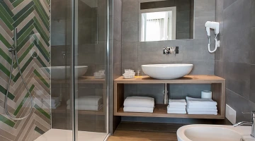 Salle de bain privée avec douche et sèche-cheveux