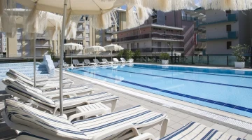 Piscine avec solarium