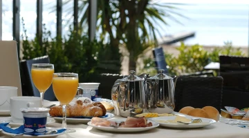 Petit déjeuner servi dans le jardin