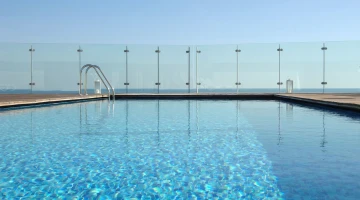 Piscine à débordement avec vue mer sur la terrasse