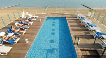 Piscine chauffée sur la terrasse panoramique