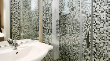 Salle de bain privée avec cabine de douche