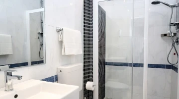 Salle de bain privée avec cabine de douche