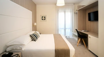 Chambre double confort avec balcon et TV