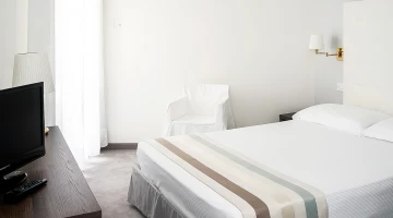 Chambre simple avec lit français