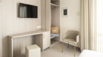 TV et bureau dans la chambre