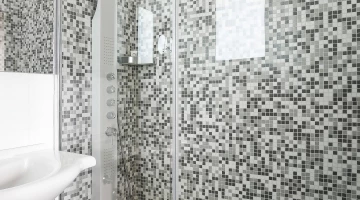 Salle de bain privée avec cabine de douche