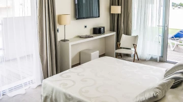 Suite Sky avec TV et bureau