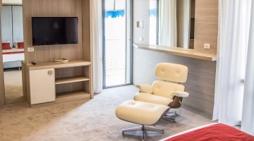 Chambre double supérieure avec TV et fauteuil