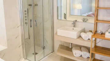 Salle de bain privée avec cabine de douche