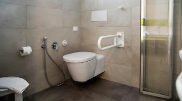 Badezimmer für Menschen mit Behinderungen ausgestattet