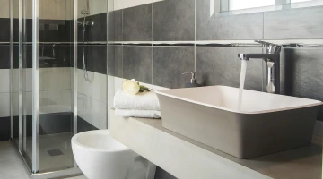 Privates Badezimmer mit Duschkabine