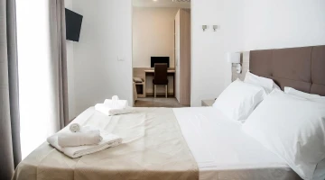 Doppelbett im Deluxe-Zimmer