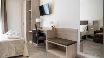 Deluxe Doppelzimmer mit TV und Schreibtisch