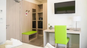 Komfort-Doppelzimmer mit TV und Schreibtisch