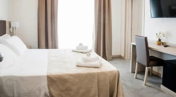 Doppelzimmer mit TV und Schreibtisch
