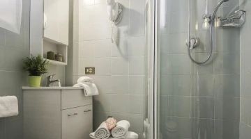 Privates Badezimmer mit Duschkabine