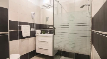 Eigenes Badezimmer mit Dusche und wandmontiertem Haartrockner
