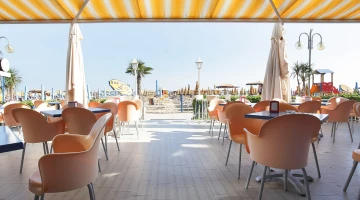Externe Tische in der Bar