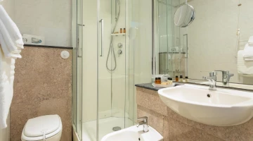 Badezimmer mit Duschkabine und Pflegeset