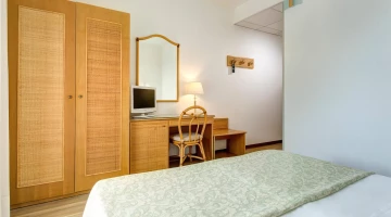 Kleiderschrank und Schreibtisch im Zimmer