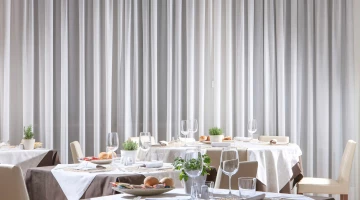 Tische im Restaurantraum gedeckt
