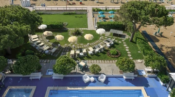 Hotel mit Pool direkt am Meer