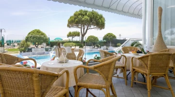 Tische mit Blick auf den Pool